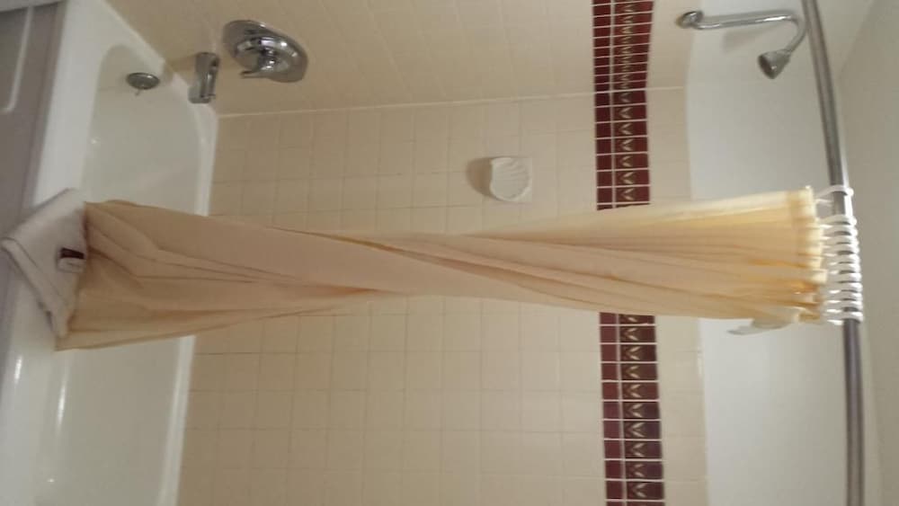 Executive Inn & Suites 33/33