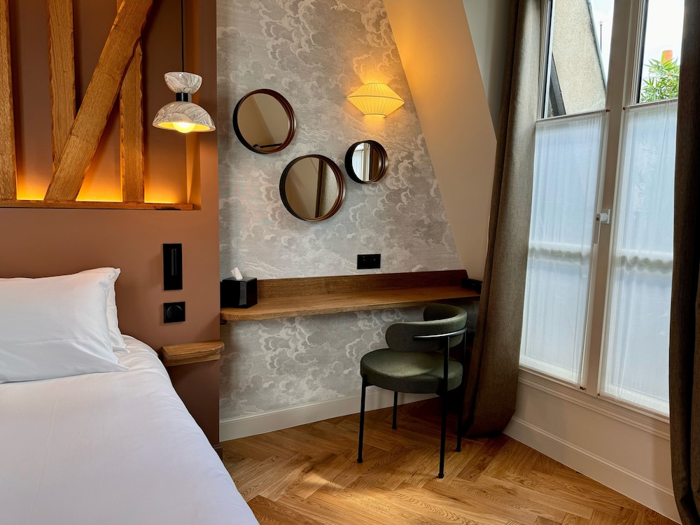 Suite, Queen Bed, City View