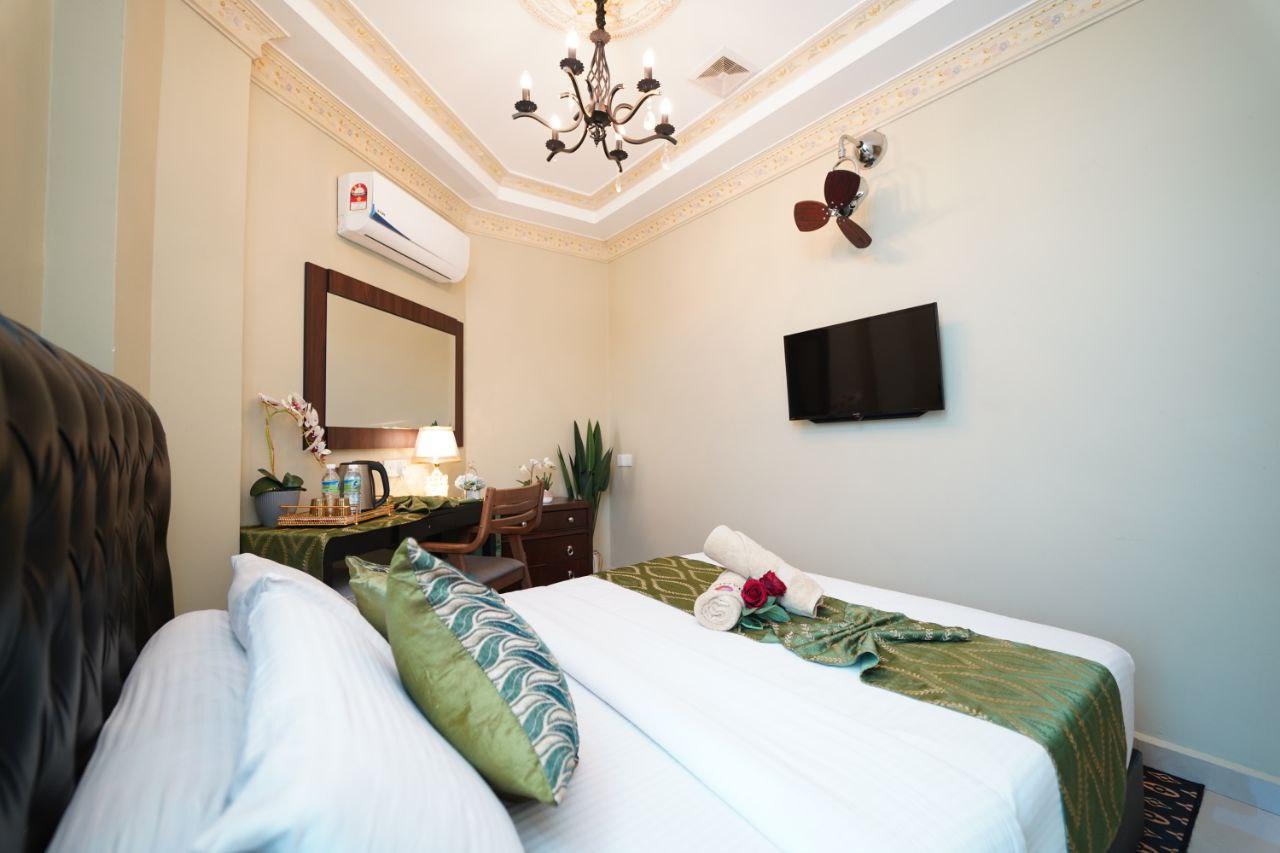 Standard, Queen Bed, No Window