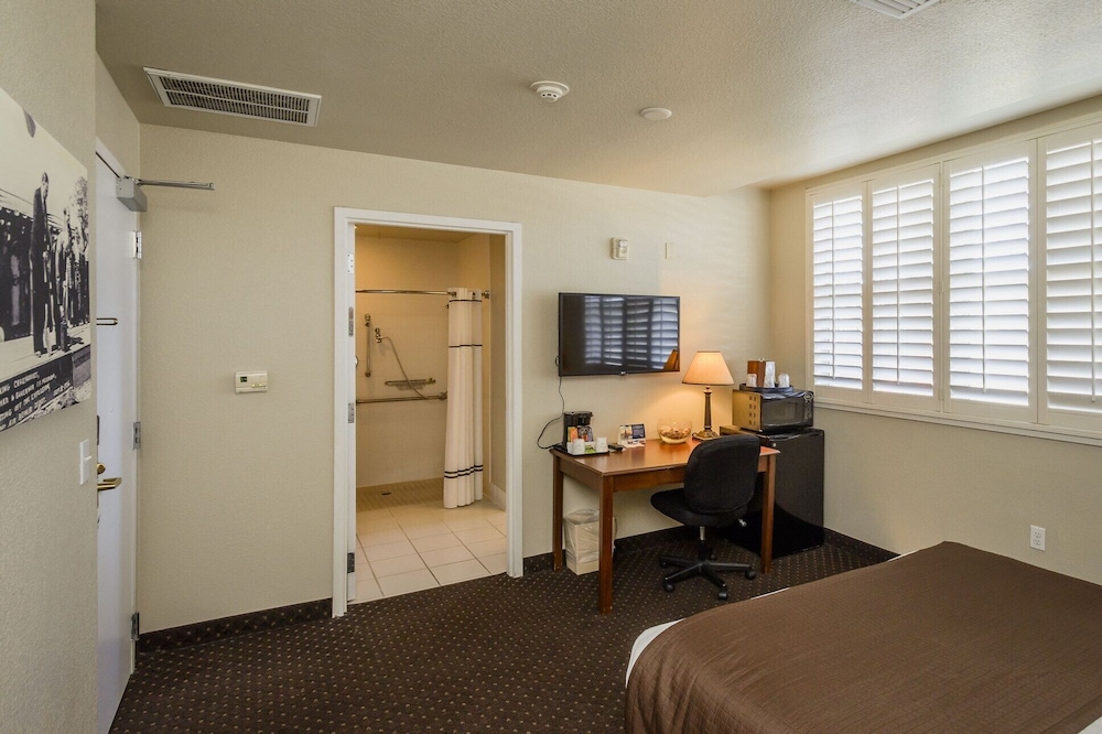 Lions Gate Hotel 25/44