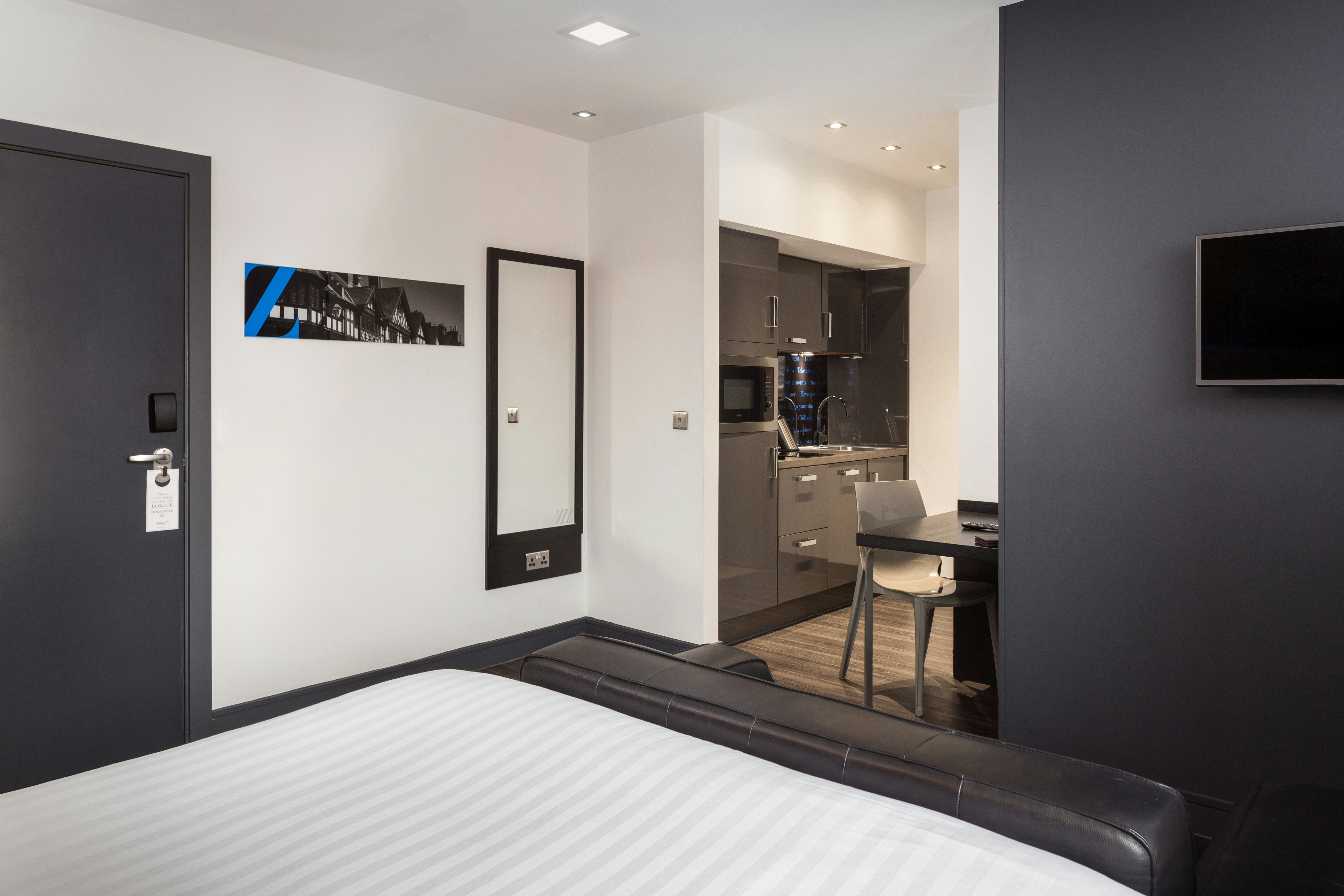 Roomzzz Chester City 8/77