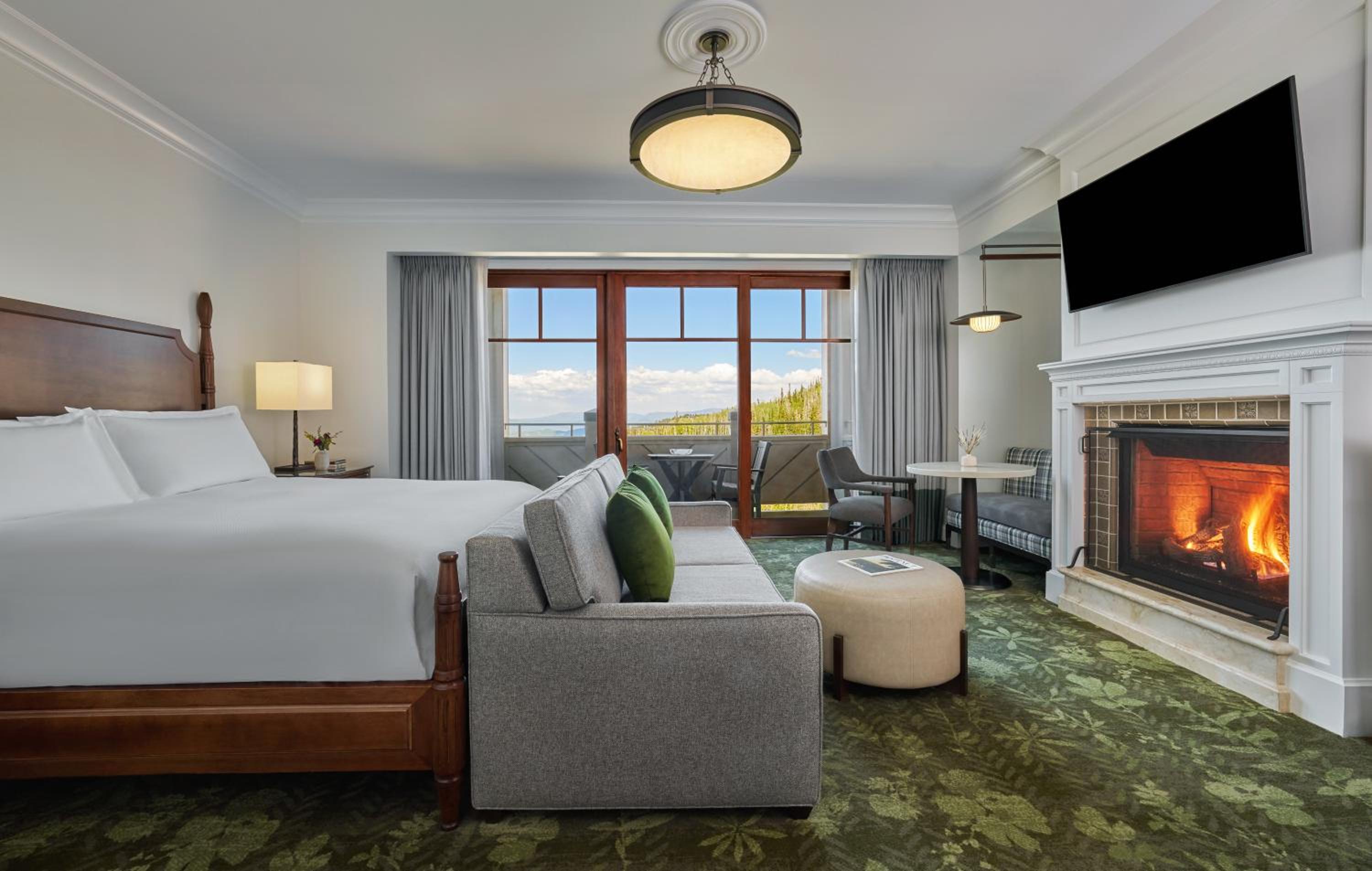 Room, King Bed, Peak View, Accessible