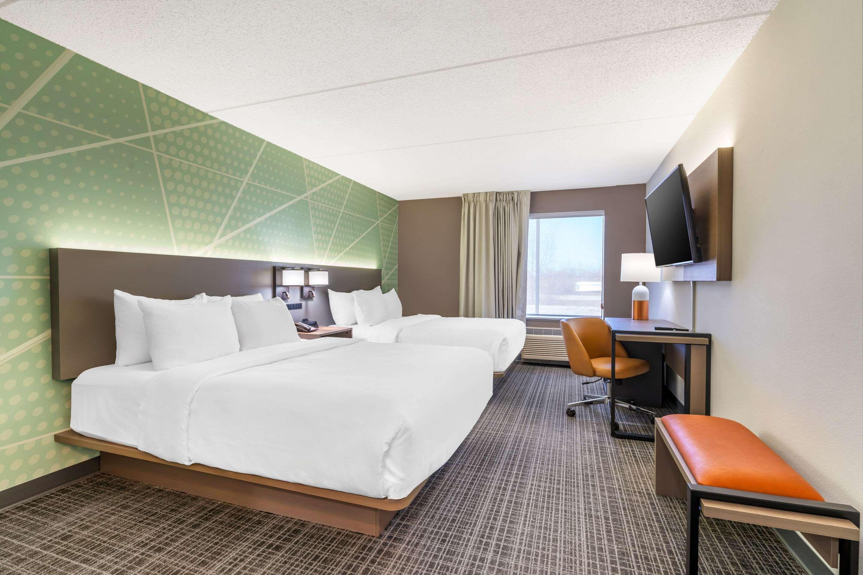 EFFICIENCY, 2 QUEEN BEDS