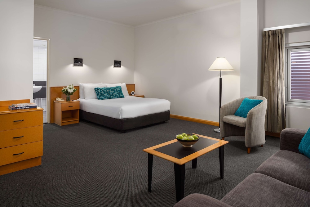 STUDIO, QUEEN BED