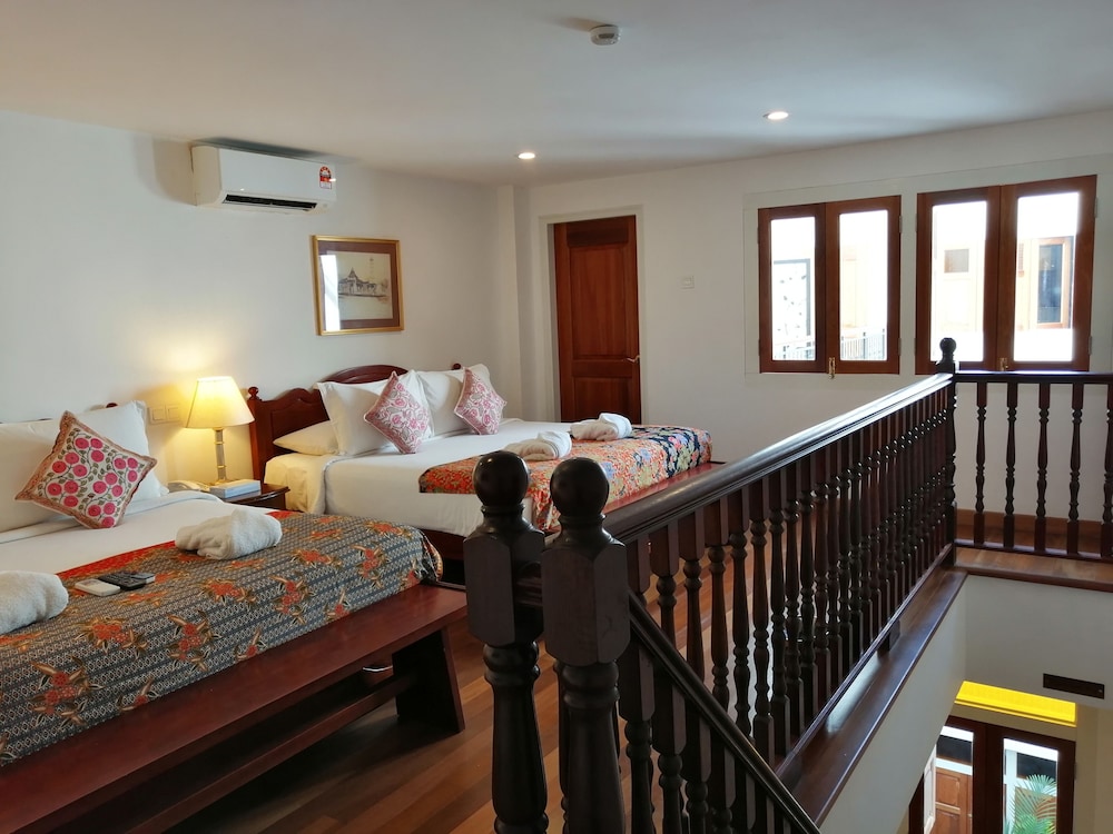 Heeren Straits Hotel 68/75