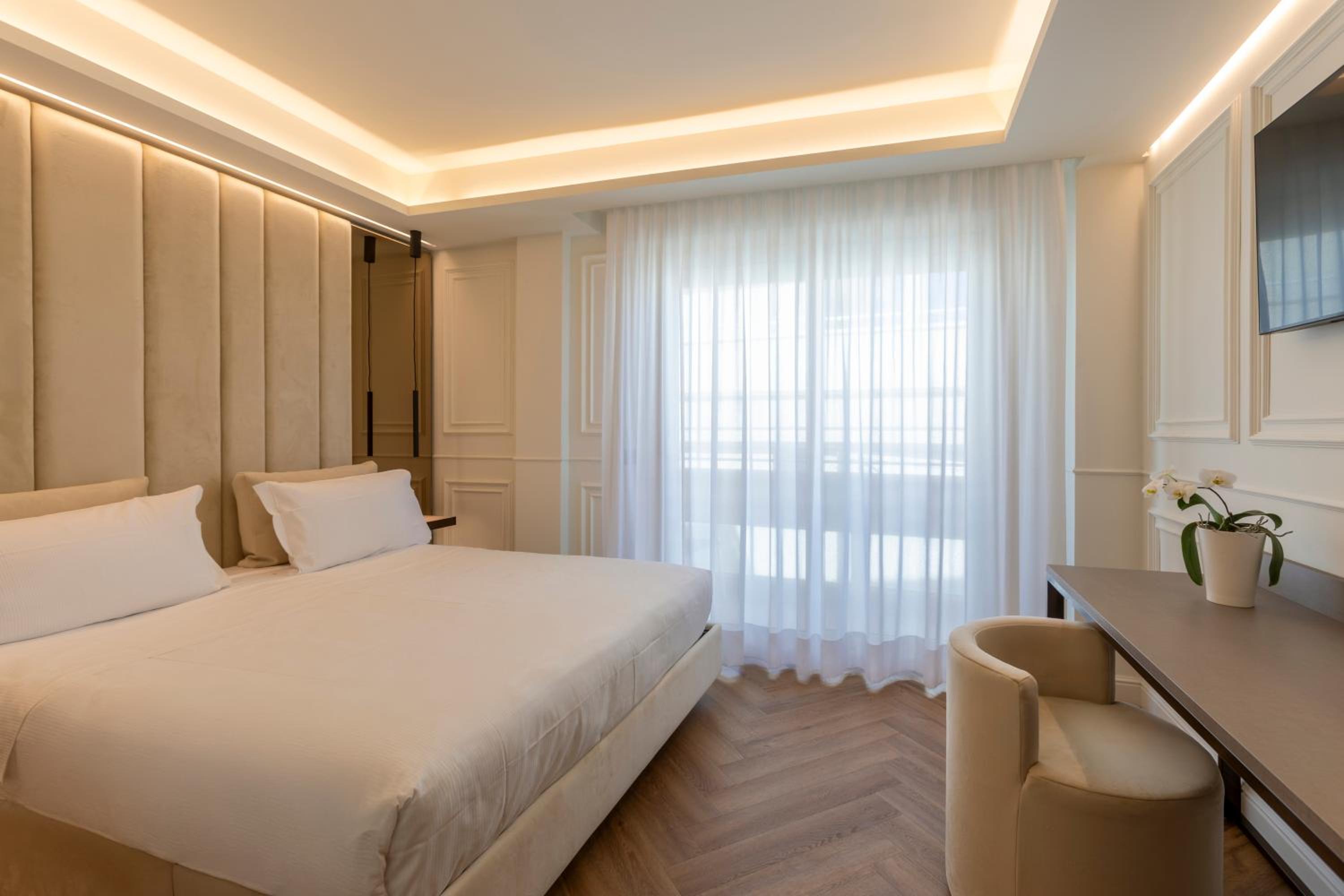 Room, Double or Twin Bed, Lateral Side Sea View, Balcony