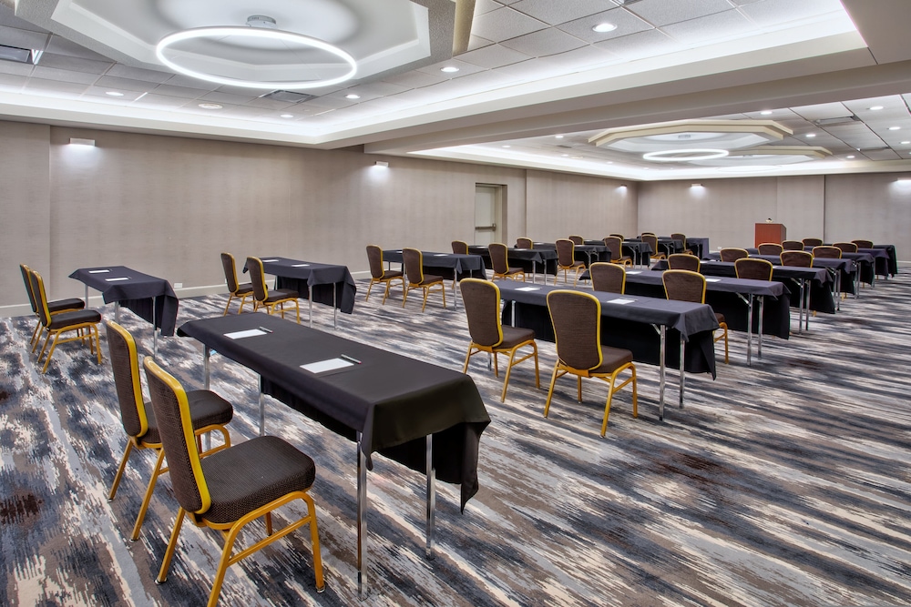 Crowne Plaza Chicago Northbrook 57/66