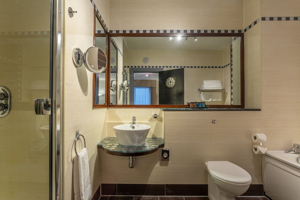 Junior Suite, King Bed, Park View, Crowne Plaza Dublin Airport 5/7