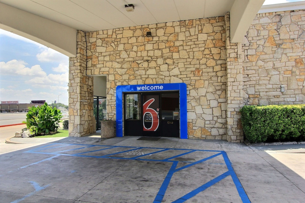 Motel6 Austin, TX - Central Downtown UT 42/53