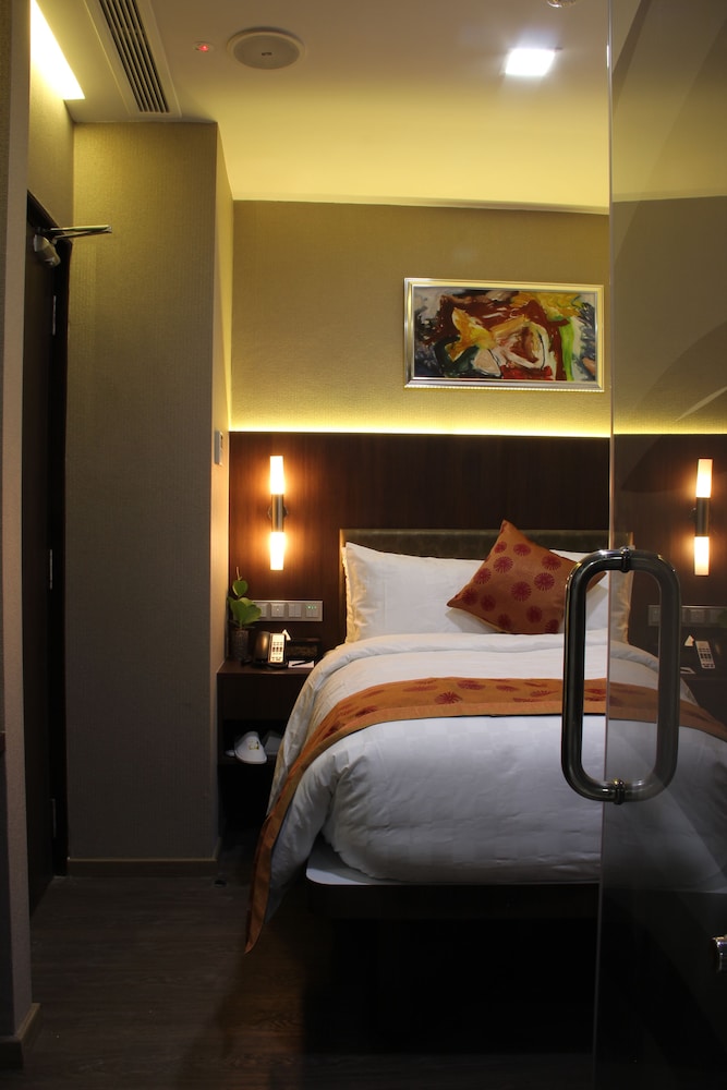 HOTEL CLOVER 5 HONGKONG STREET 13/37