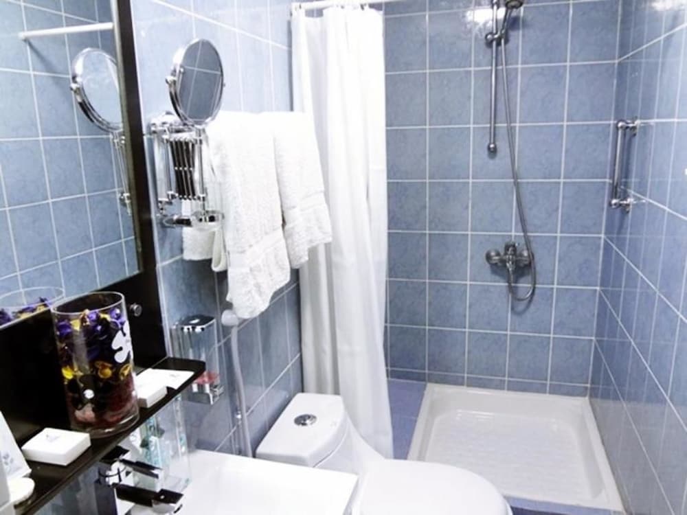 Deluxe, Queen Bed, OYO 137 Marina Hotel 4/4