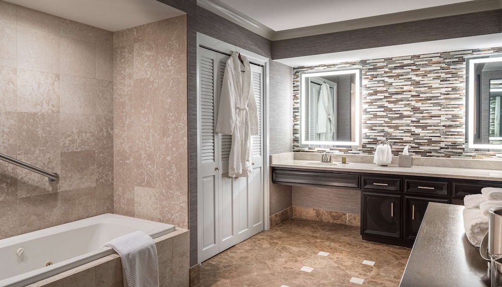 جناح بسرير كينج، DoubleTree by Hilton Hotel Dallas Near the Galleria 5/5