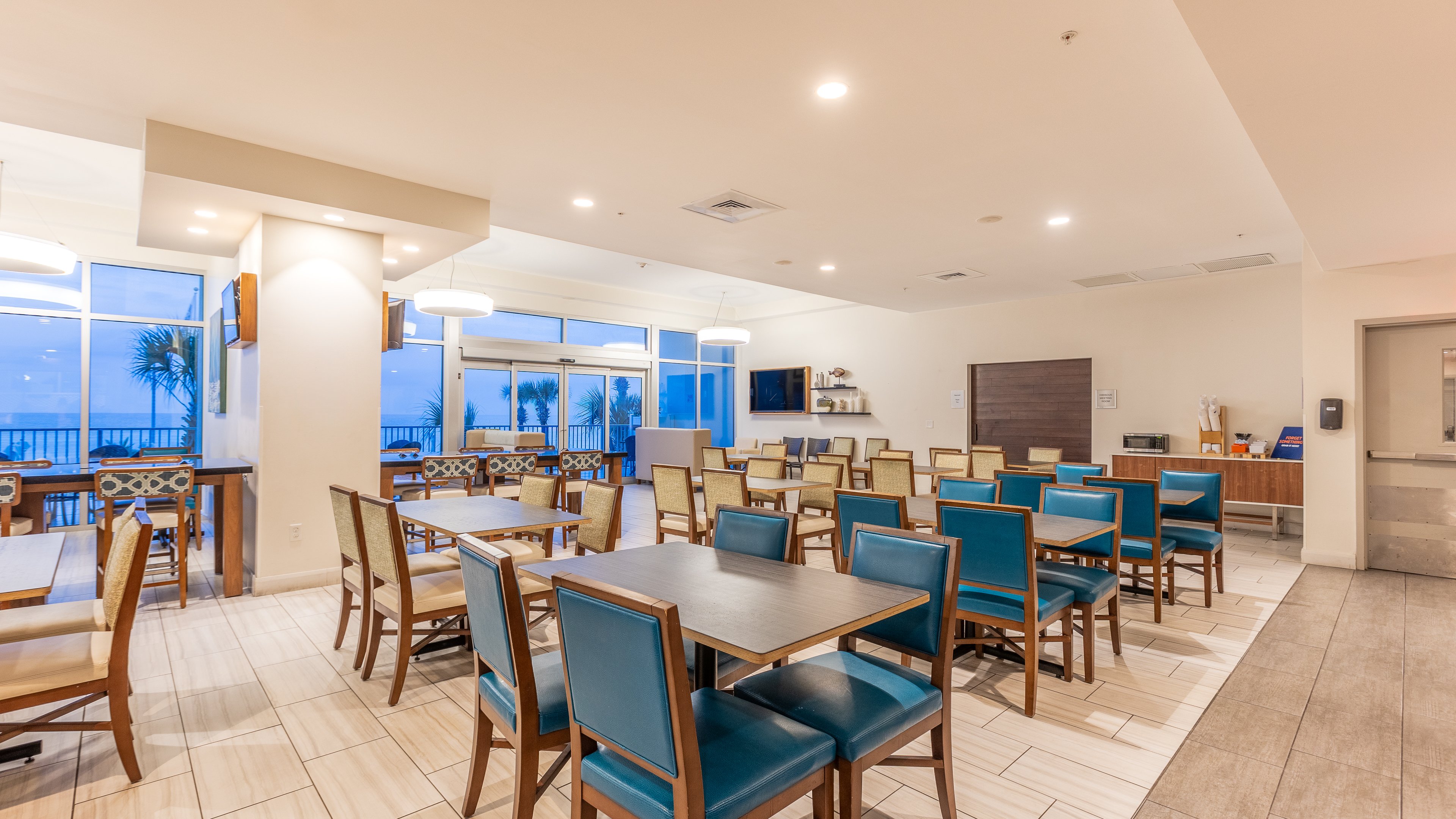 Holiday Inn Express Suites Panama City Beach 32/50