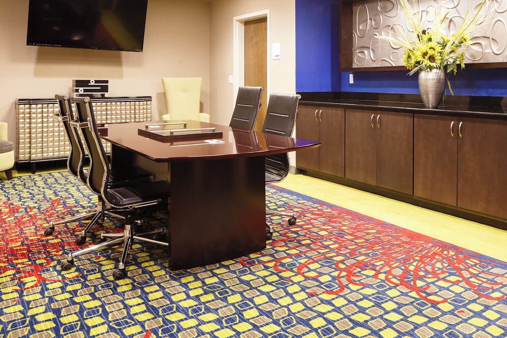 Holiday Inn Express Hotel Amp Suites el Reno 33/36
