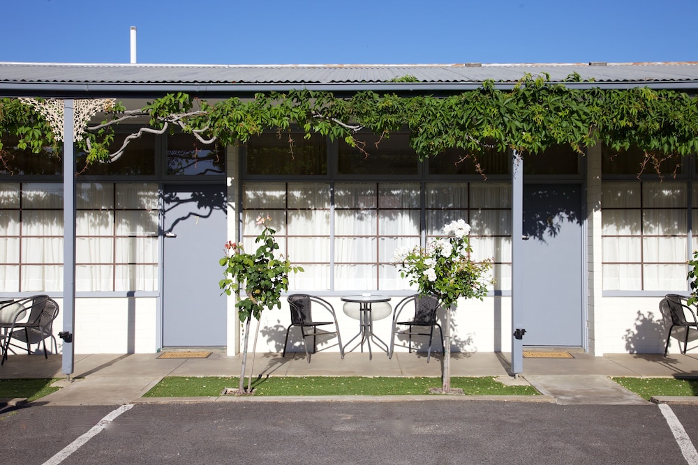 GUICHEN BAY MOTEL 3/54
