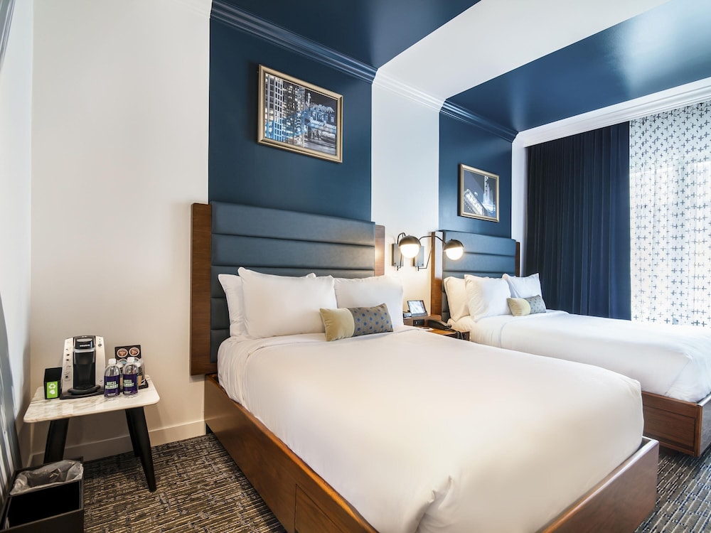 DELUXE, 2 QUEEN BEDS, CITY VIEW