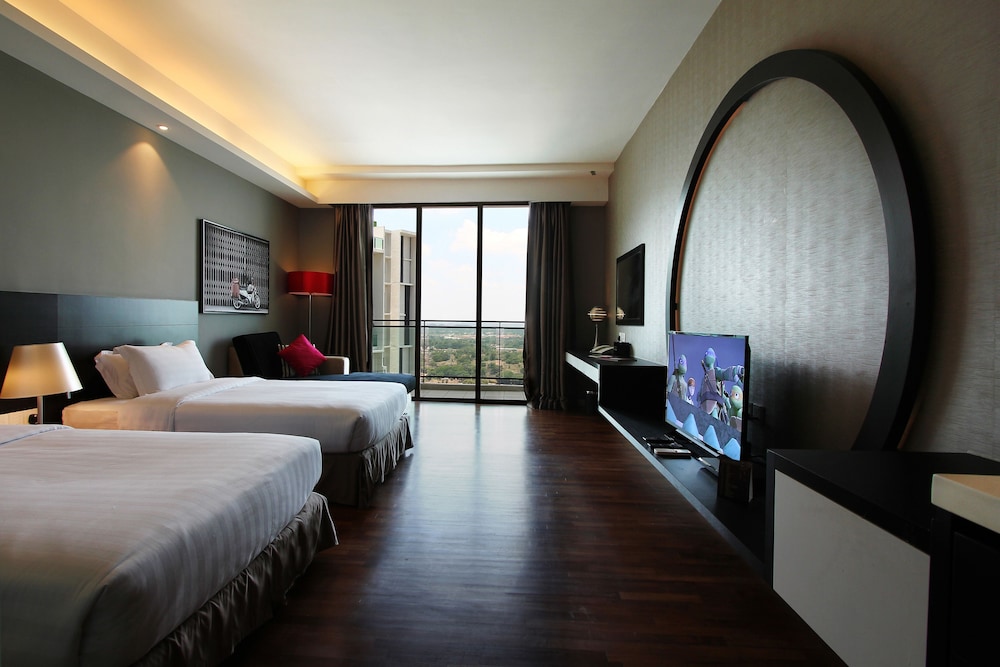 The Shore Hotel & Residences 12/65