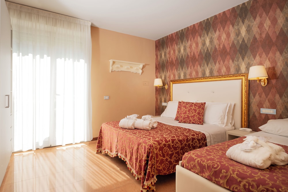Lady Mary Hotel 4/33