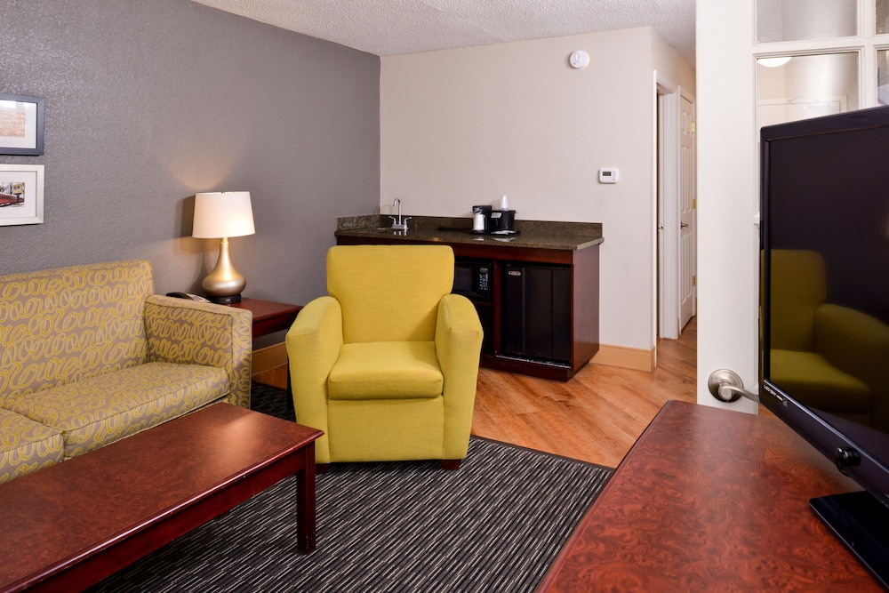 La Quinta Inn & Suites by Wyndham Indianapolis South 32/46