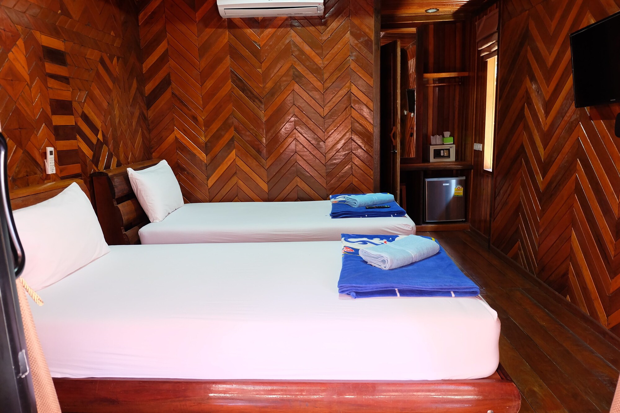 DELUXE, BUNGALOW, TWIN BEDS