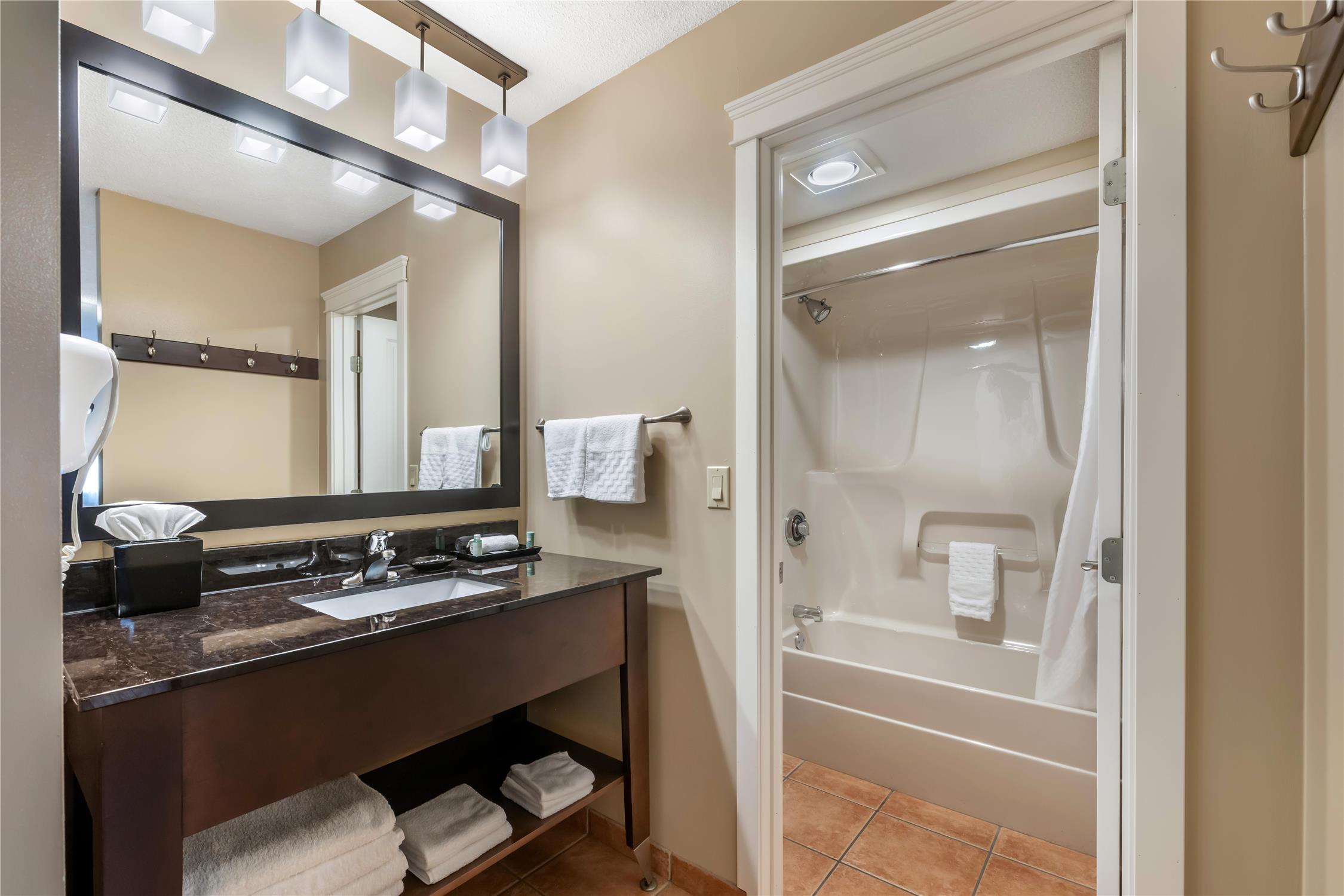 غرفة بسريرين كوين يُسمح فيها بالحيوانات الأليفة في الطابق الأرضي، Best Western Sicamous Inn 7/7