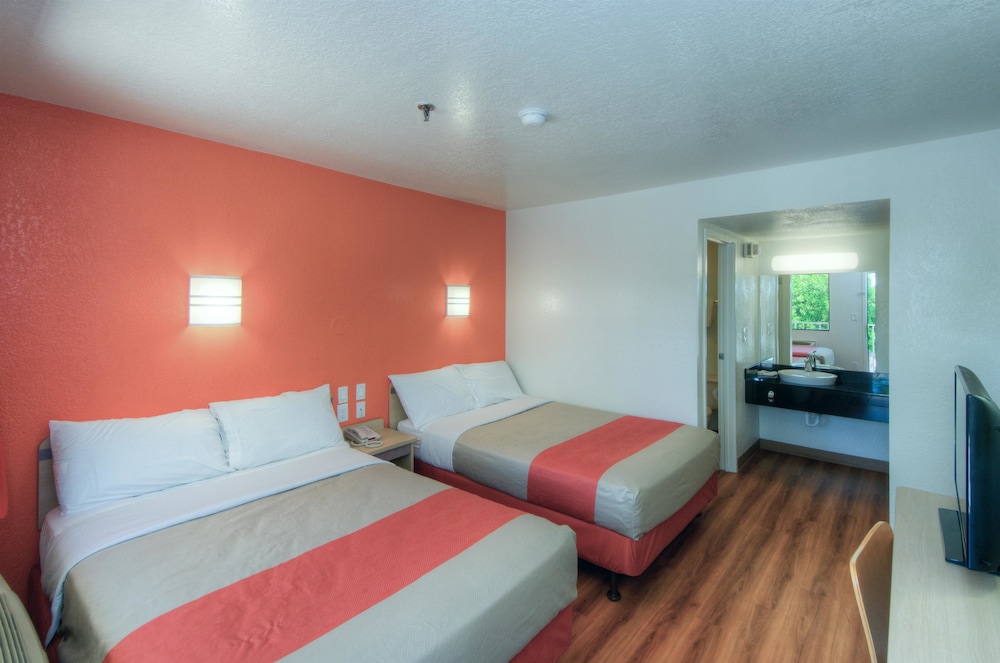 Motel6 Bradenton, FL 28/63