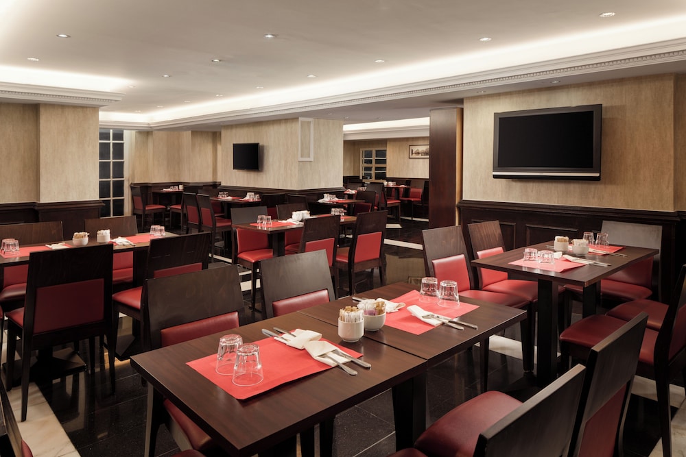Royal Eagle Hotel 62/66