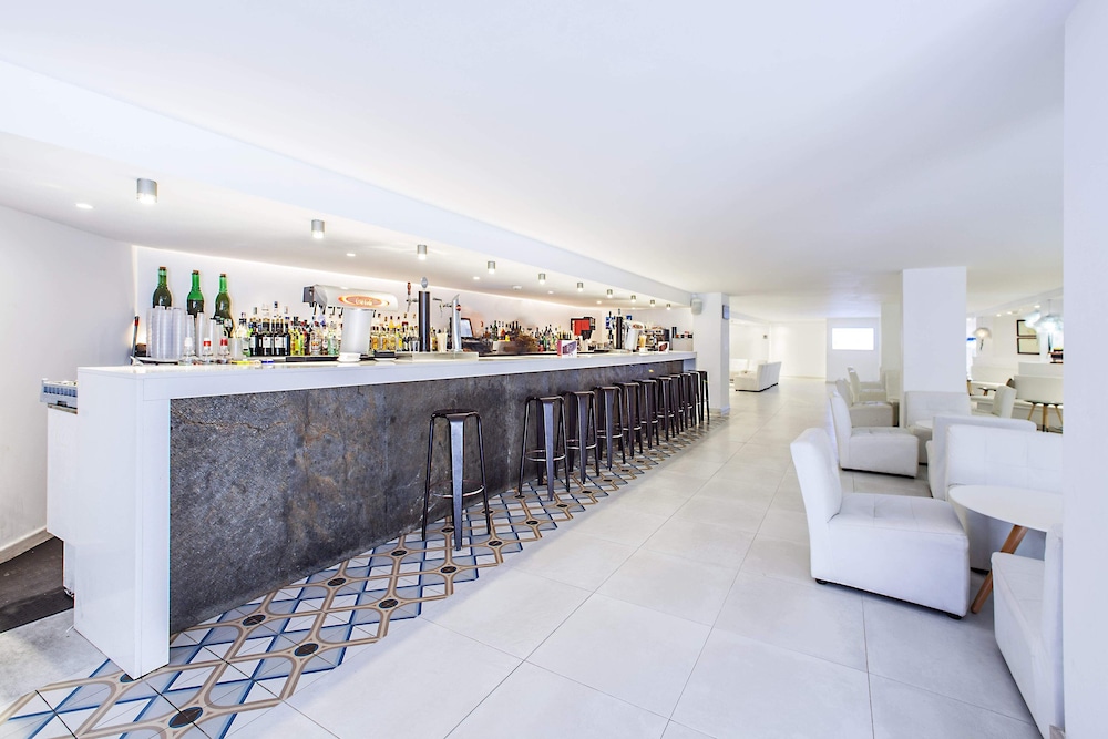 Fergus Style Cala Blanca Suites 10/37
