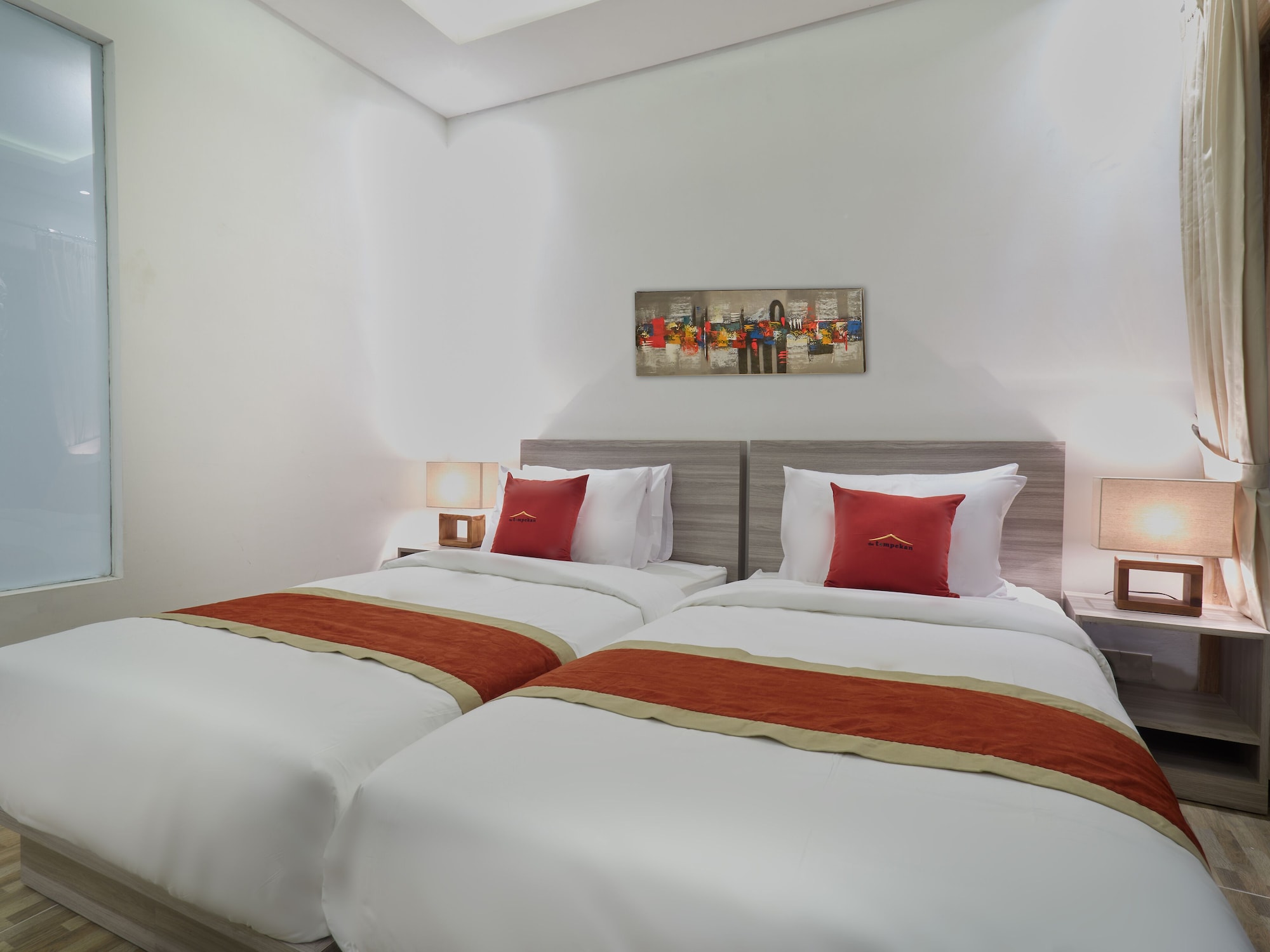 DELUXE, TWIN BEDS