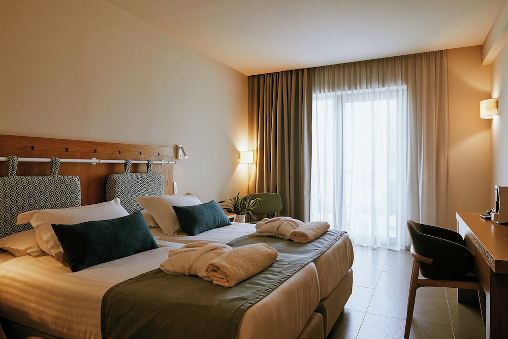 Superior, Double Bed, Lateral Side Sea View, Shared Pool, Sofa