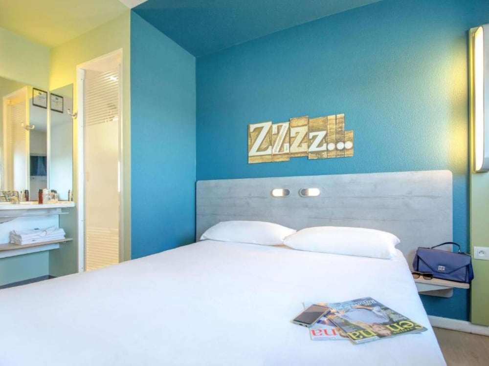 ROOM, DOUBLE BED
