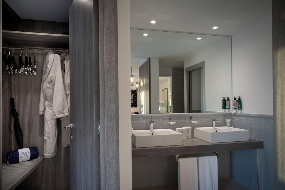 Design, Suite, Queen Bed, Partial Sea View