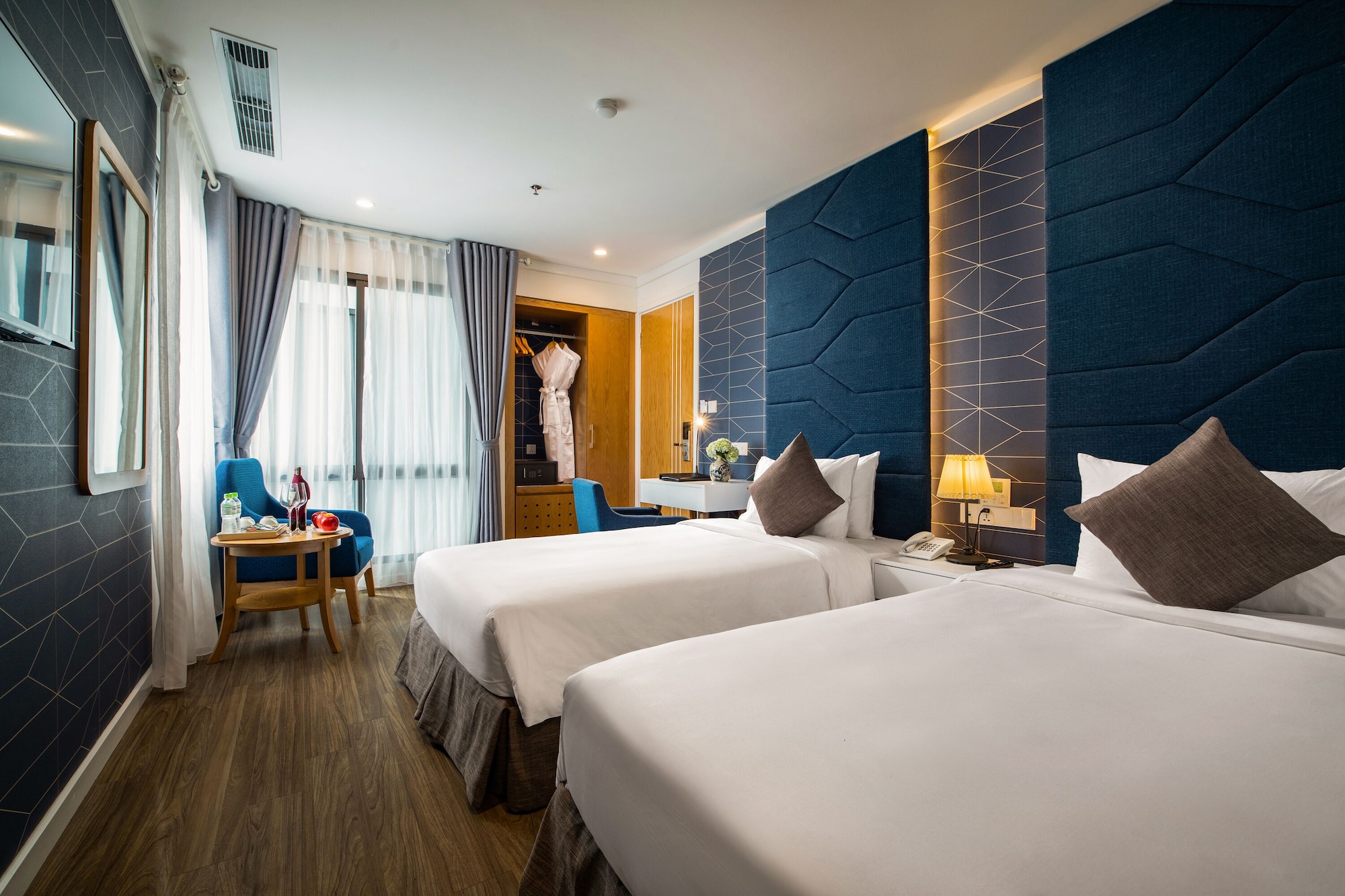 Connecting, King and Twin Beds