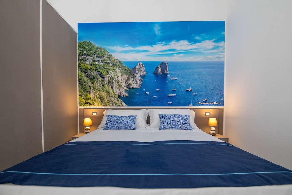 Capri, Queen Bed