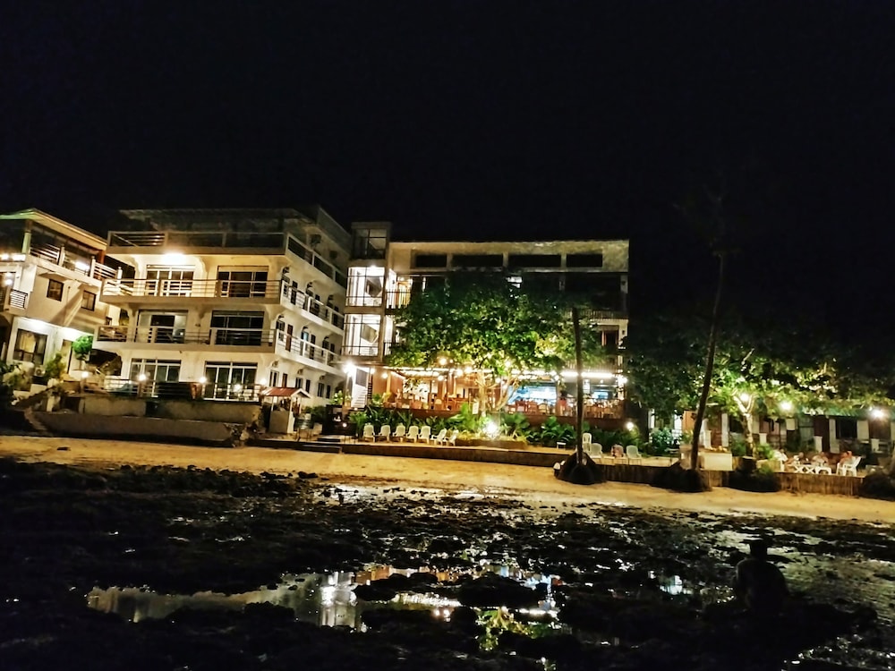 Orange Pearl Beach Resort 10/81