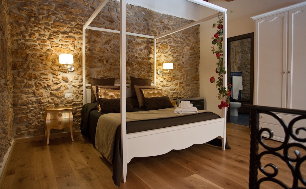 DELUXE, SUITE, JETTED TUB