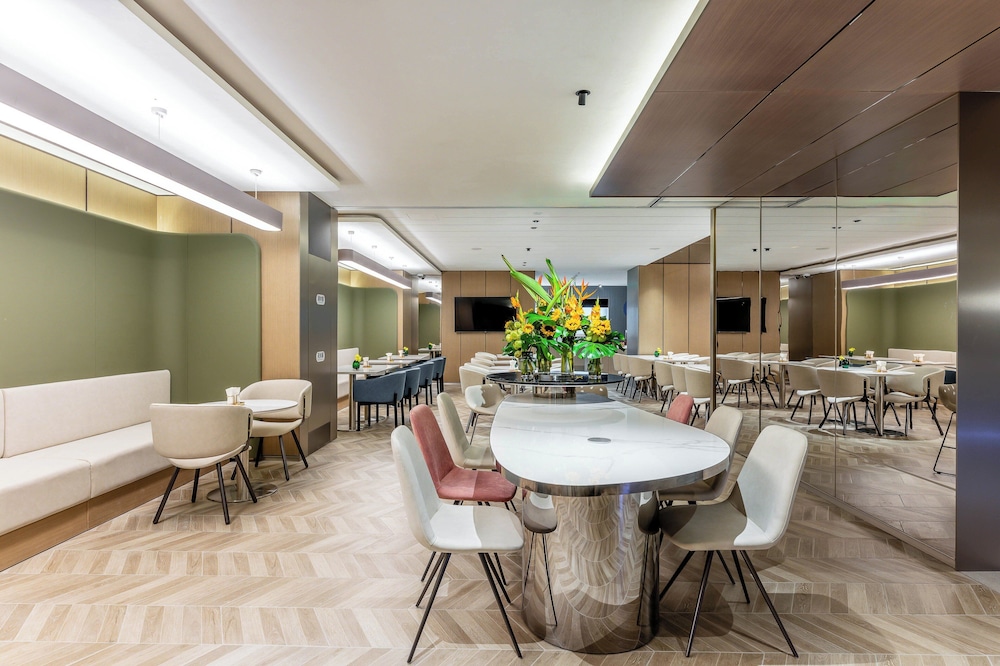 Holiday Inn Express Shanghai Jing'an Temple 32/50