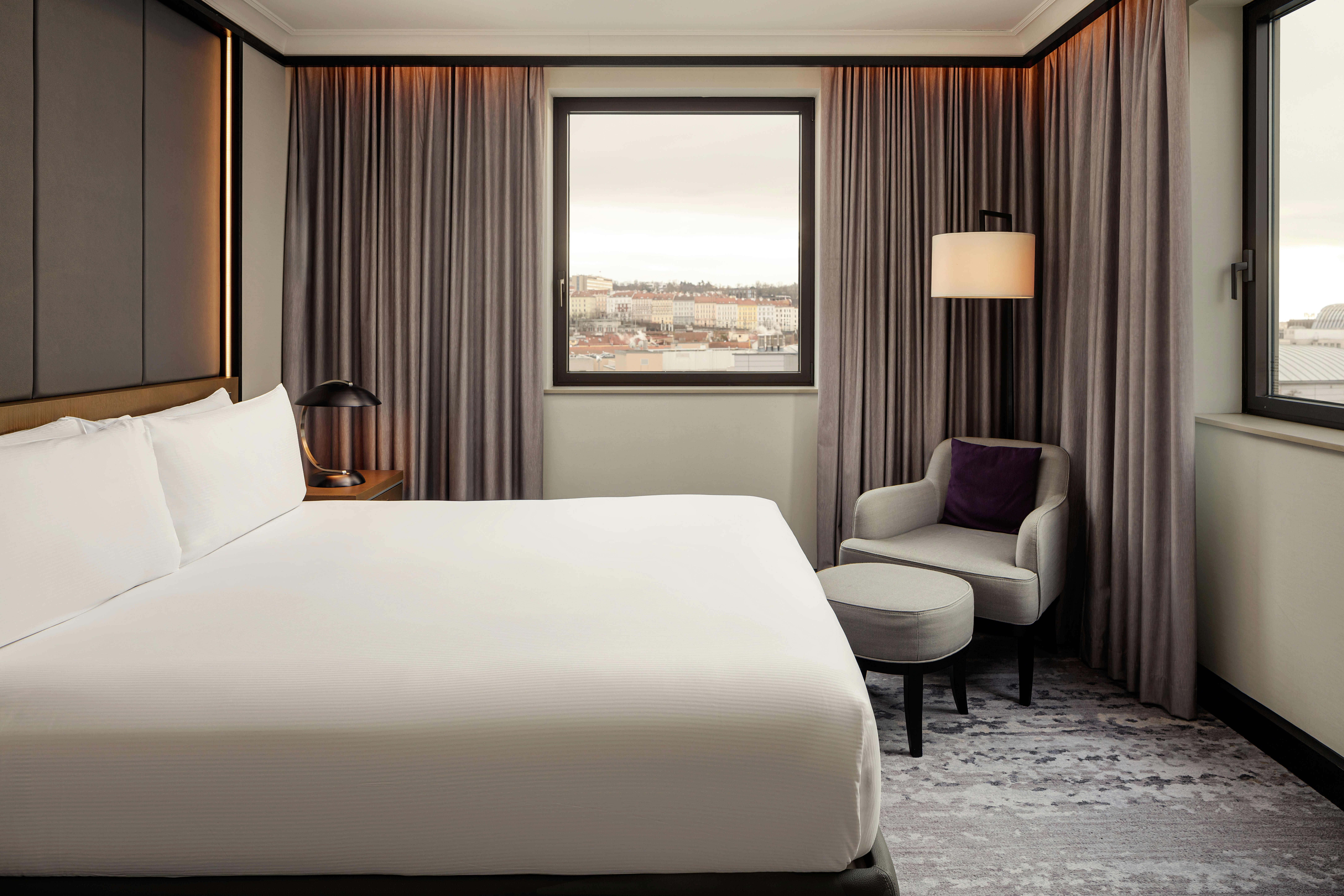 JUNIOR SUITE, KING BED
