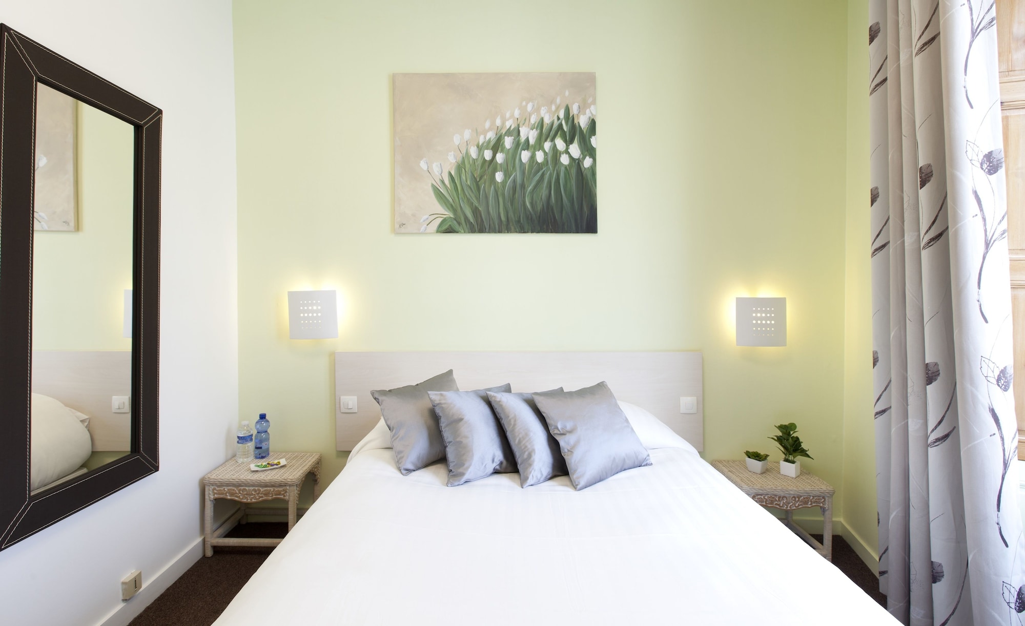 ROOM, DOUBLE BED