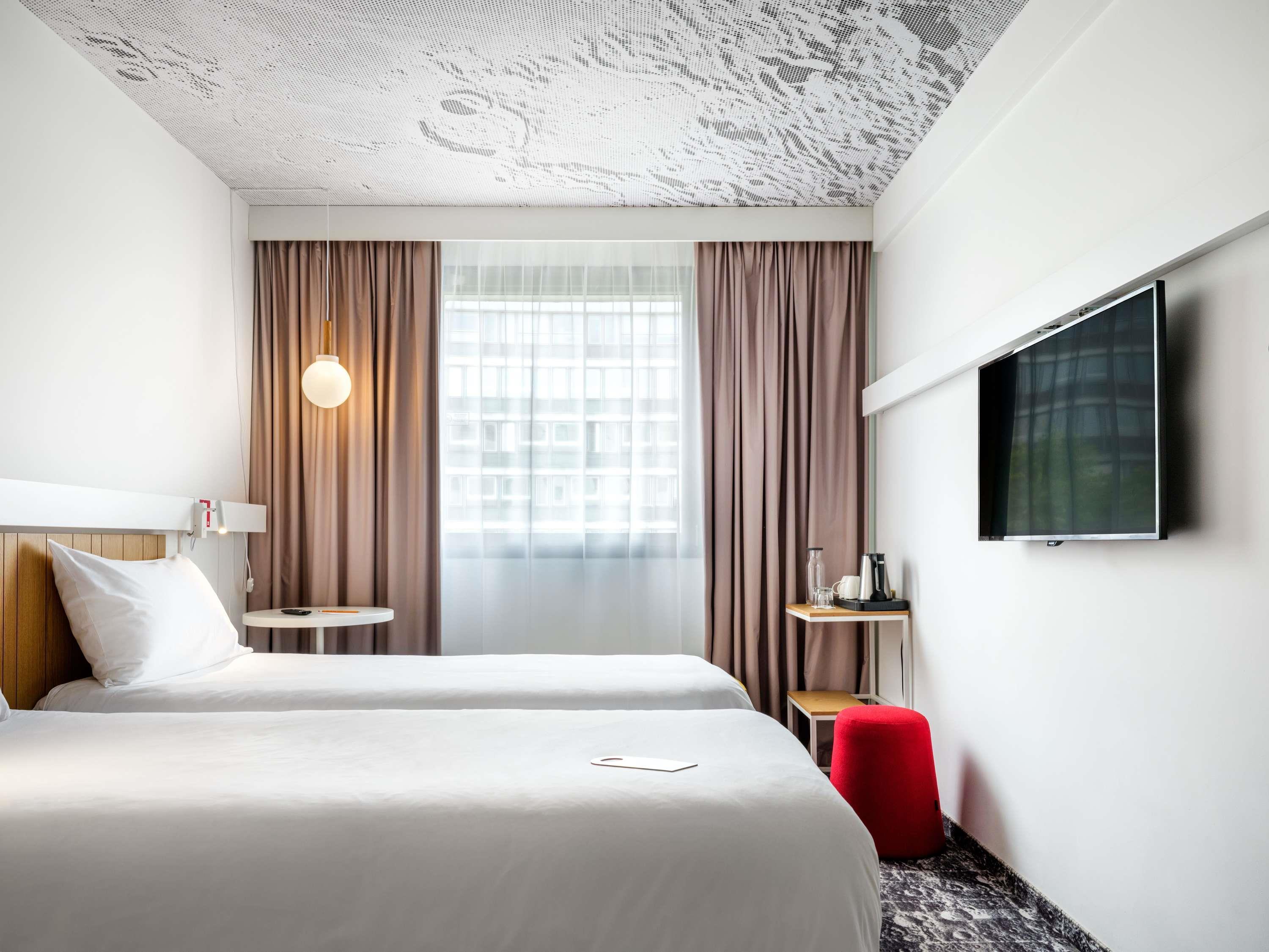 ROOM, 2 BEDS