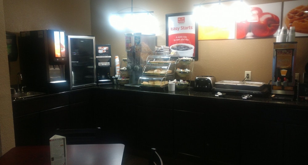Econo Lodge Luverne I-90 14/27