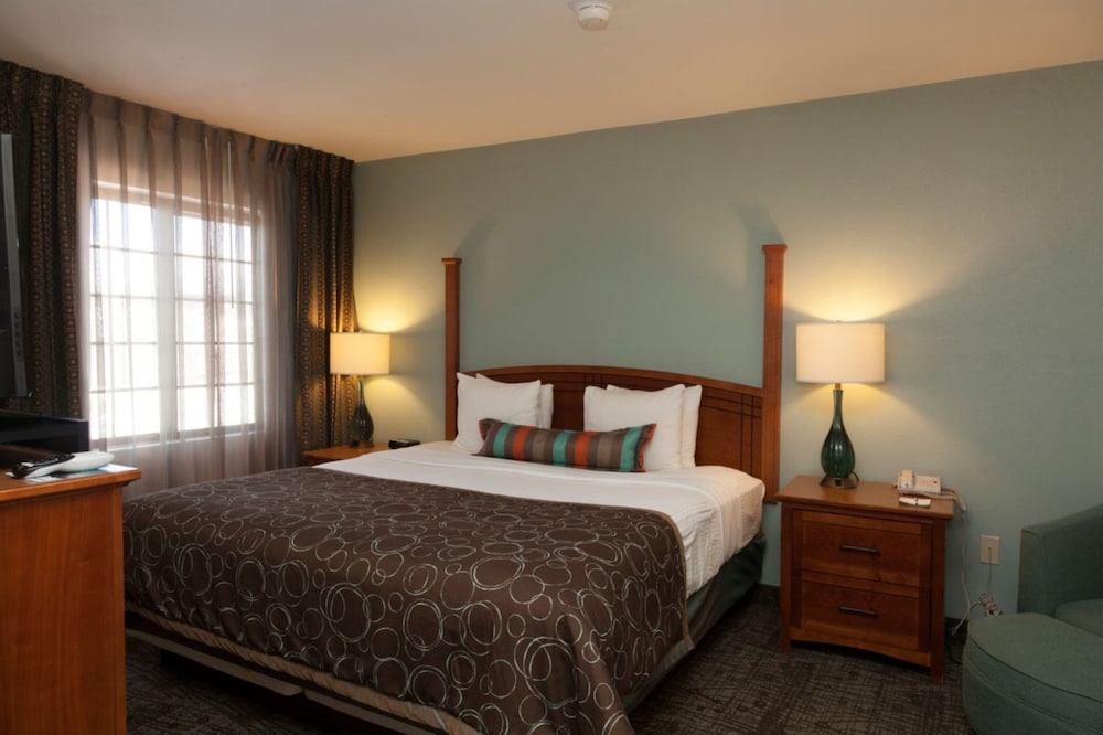 2 Bedrooms, Suite, 1 King and 2 Queen Beds, Kitchen