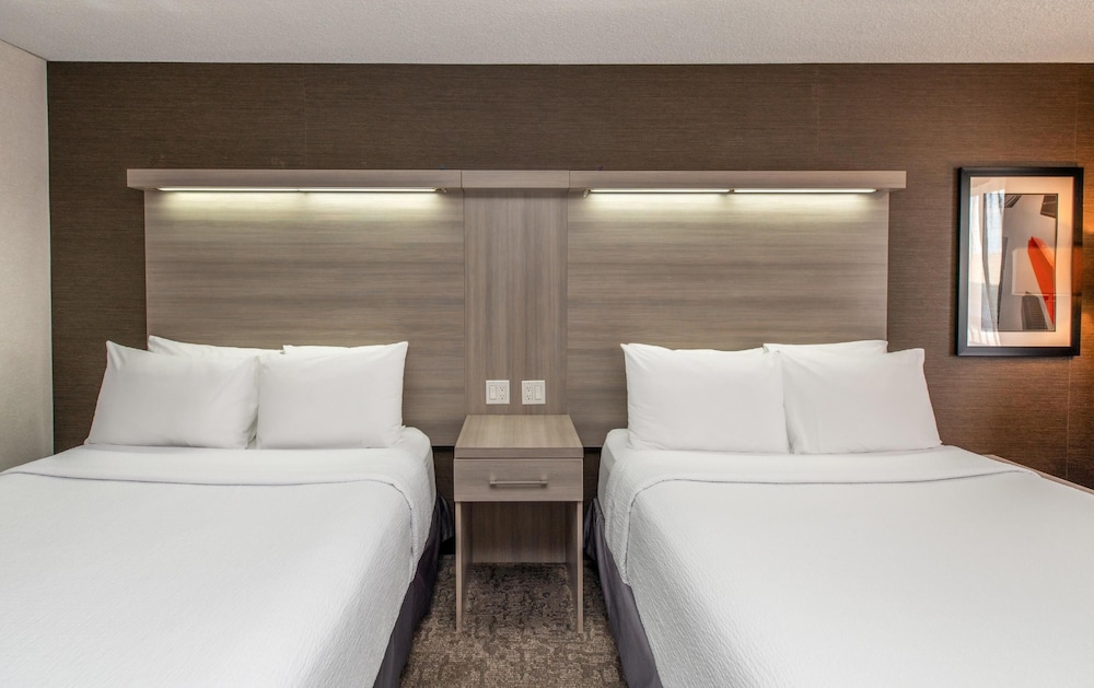 Coast, 2 Queen Beds، Village Park Inn Calgary 3/6