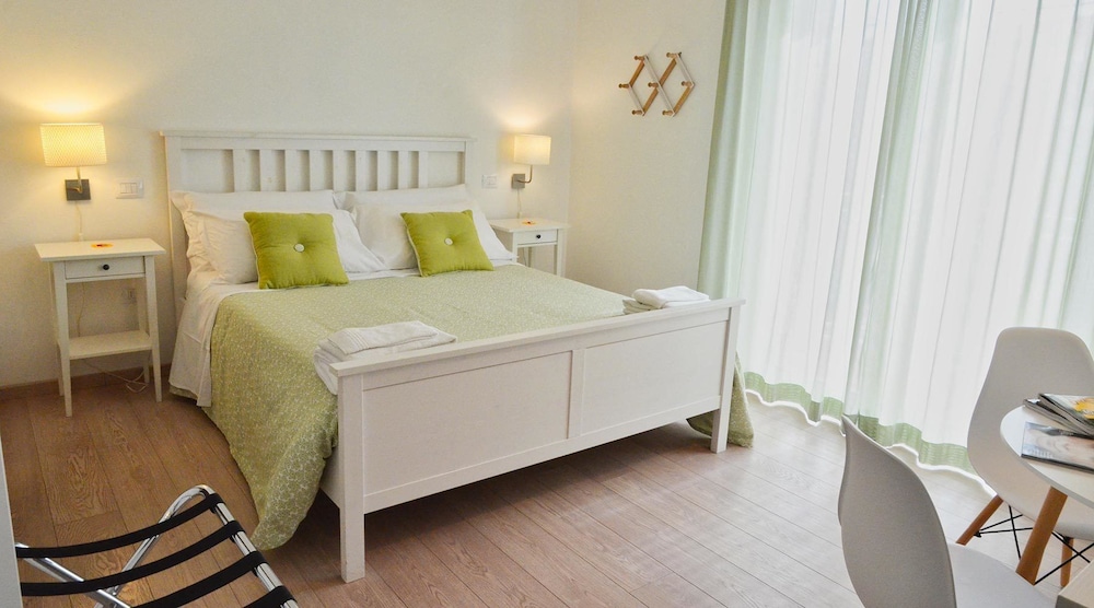 Petit Hotel 7/50