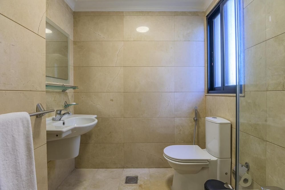Lahoya Verdun, Beirut 44/50