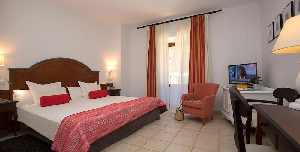 Cal Bisbe Hotel 17/70