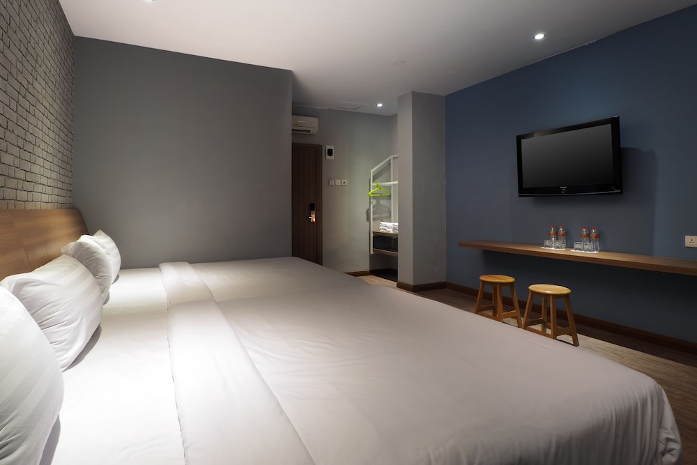ROOM, QUADRUPLE