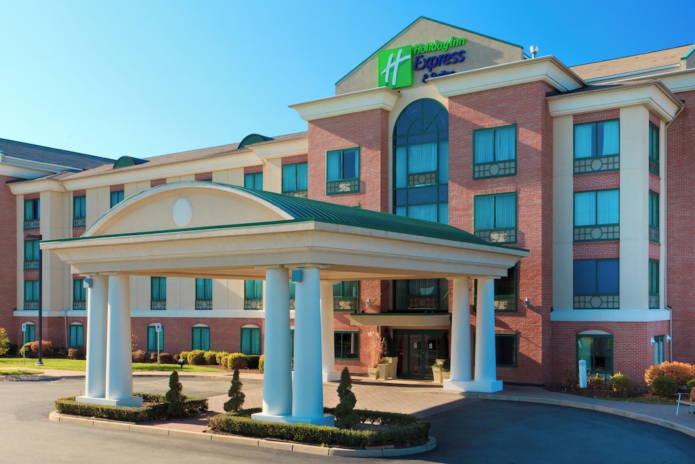 Holiday Inn Express Hotel Suites Warwick Providence Airport 40/43