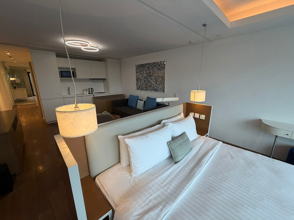 The Connaught (Ex. Citadines Harbourview Hong Kong) 12/61