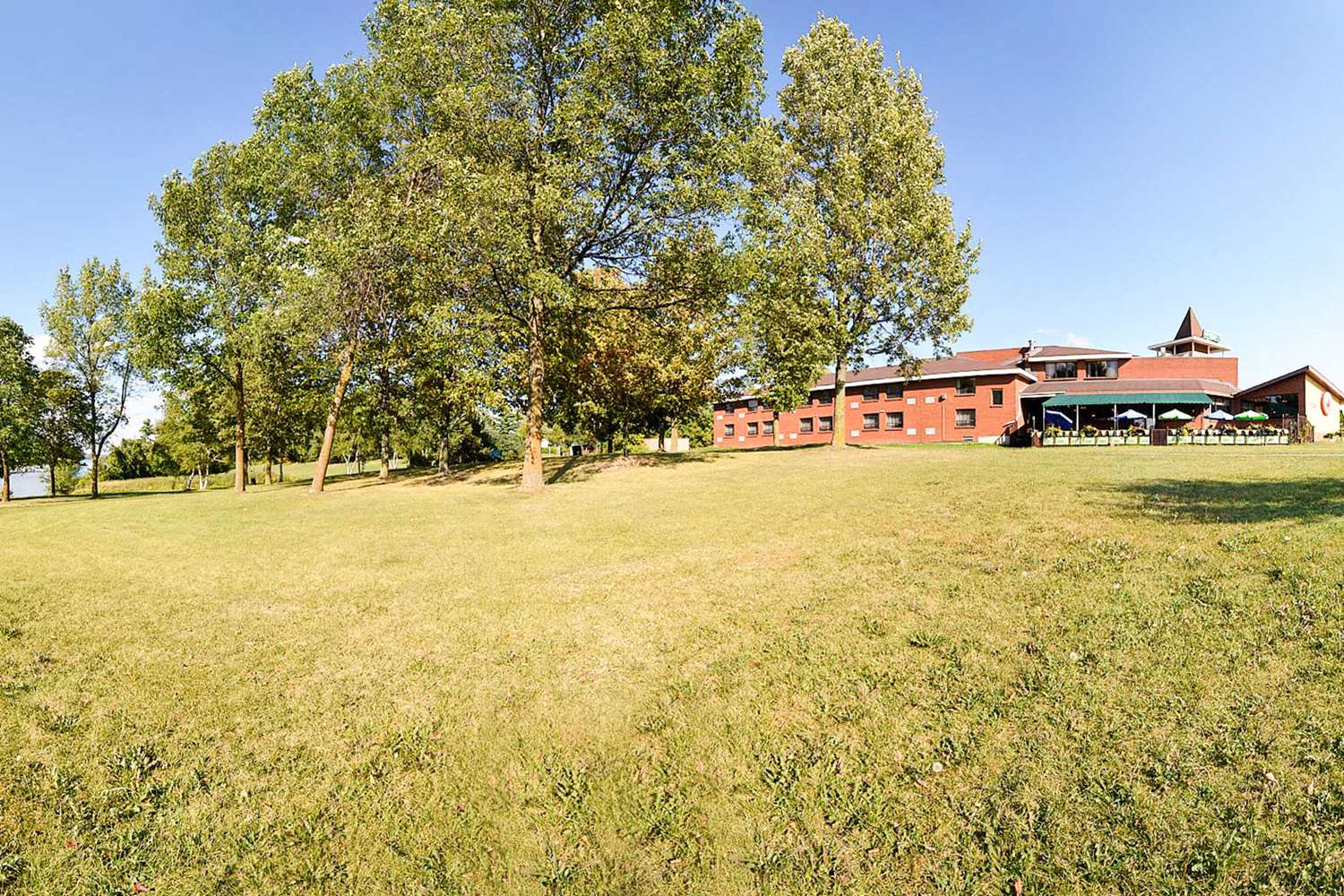 Ramada by Wyndham Arnprior 25/27